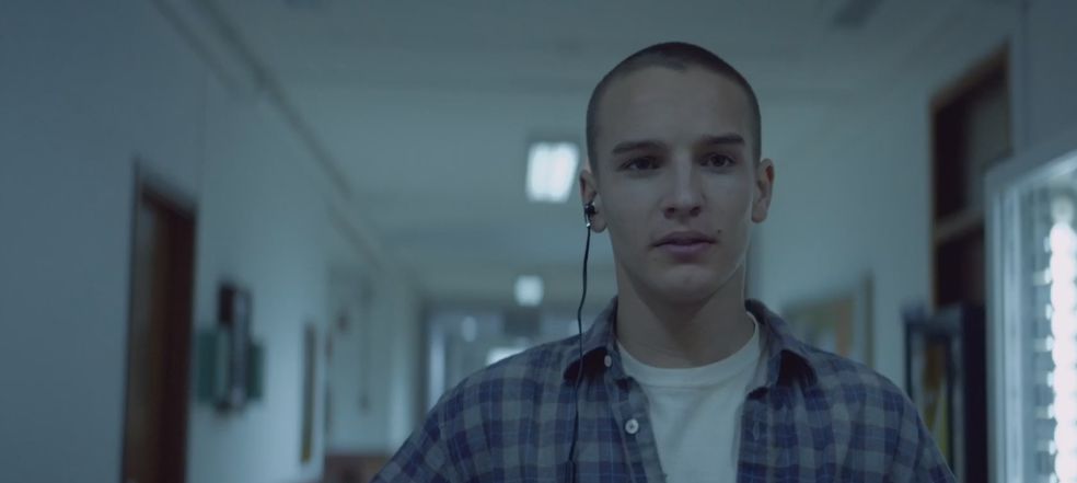'Don't Grow Up' (No crezcas o morirás) (2015)