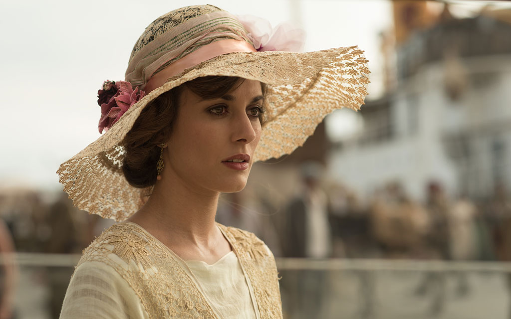 Woman with elegant hat, urban background in Santa Cruz de Tenerife.
