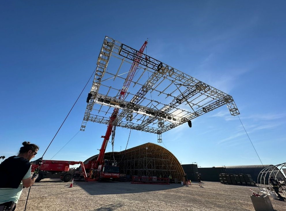 Assembly of a metal structure with a crane in Tenerife under clear skies.