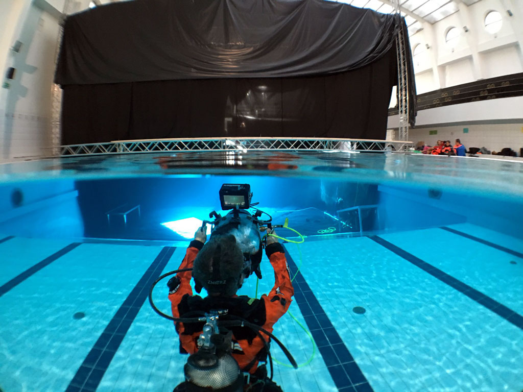 Underwater camera in Tenerife's swimming pool with film equipment.
