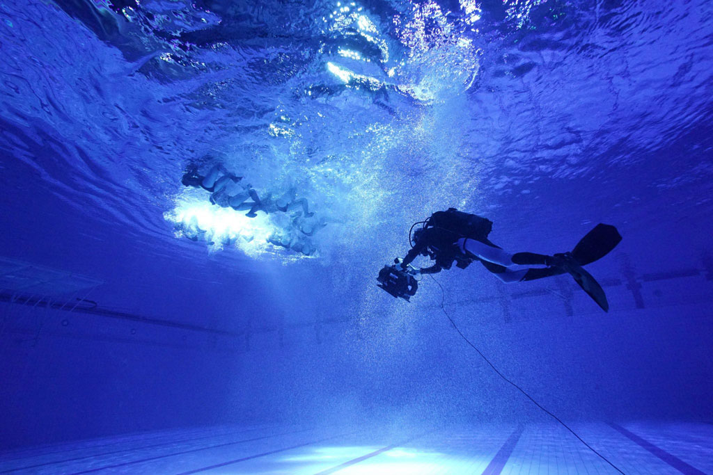 Professional diver in an underwater pool in Santa Cruz de Tenerife.