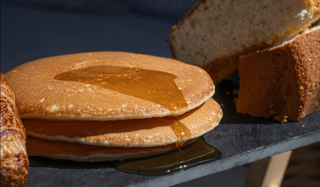 Pancakes with syrup and sponge cake on a slate plate in Tenerife.