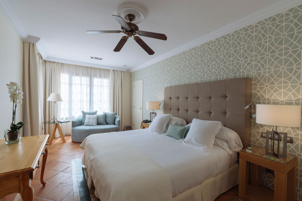 Bright room with double bed and sofa in a hotel in Tenerife.