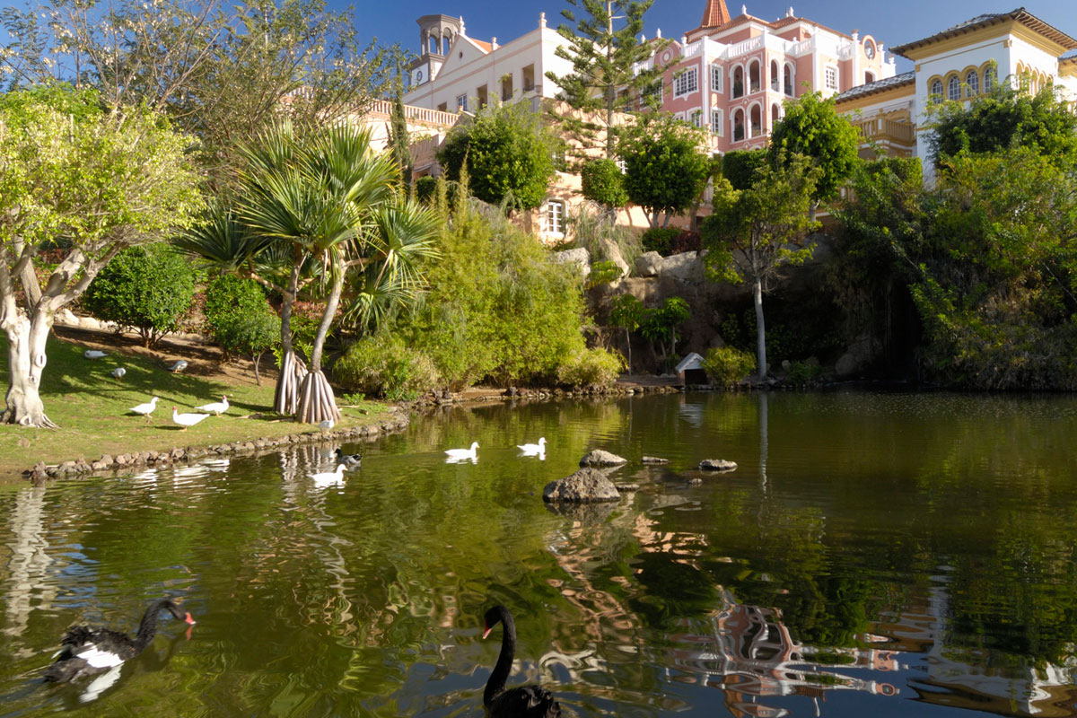 Lagoon with swans and mansion in Santa Úrsula, Tenerife.