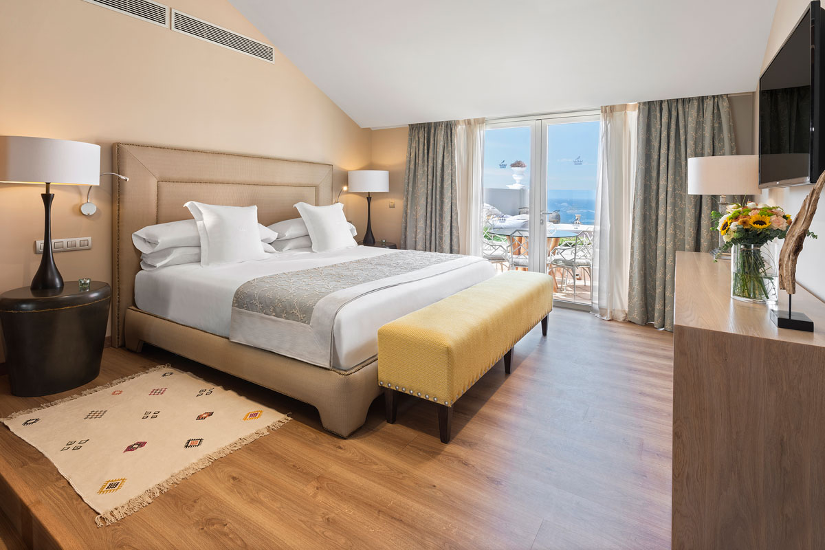 Hotel room with double bed, sea view and elegant decoration in Tenerife.