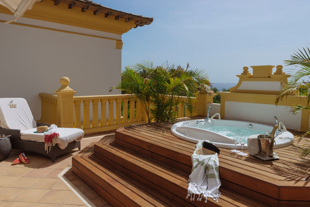 Terrace with jacuzzi, sun lounger and sea view in a hotel in Tenerife.