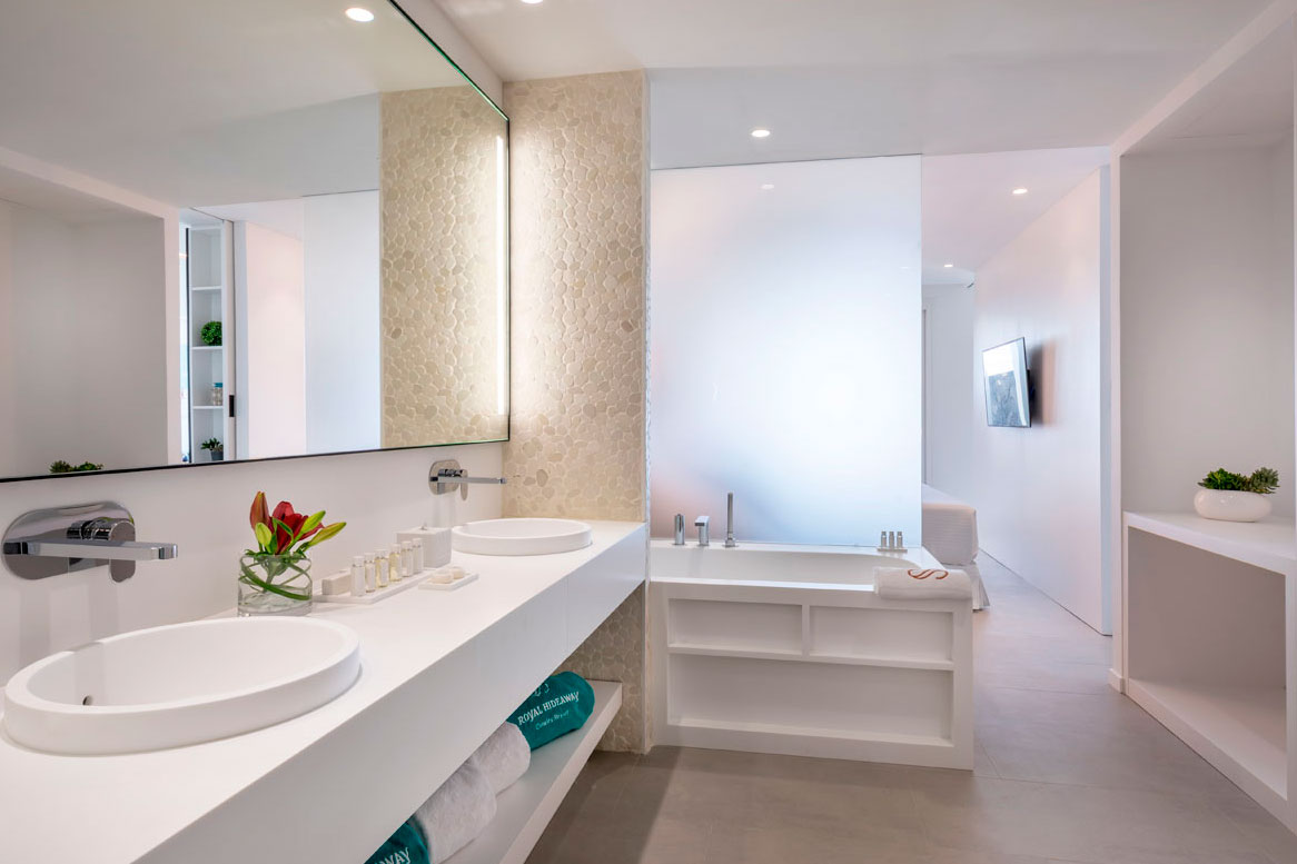 Modern bathroom with two sinks, mirror and bathtub in Tenerife.
