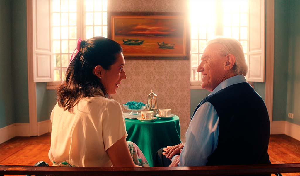 Young person and elderly person talk in a lighted room in Tenerife.