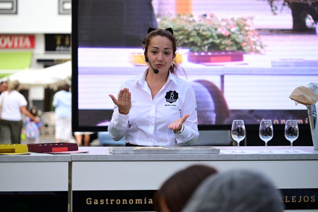 Person doing a culinary demonstration at a gastronomy event in Los Realejos.