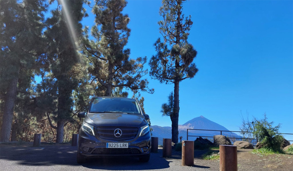 Mercedes van in front of Teide in Tenerife, with visible license plate 9225 LRK.