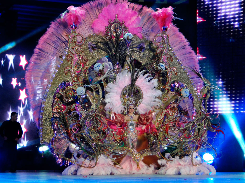 Carnival costume full of feathers and glitter in Santa Cruz de Tenerife.