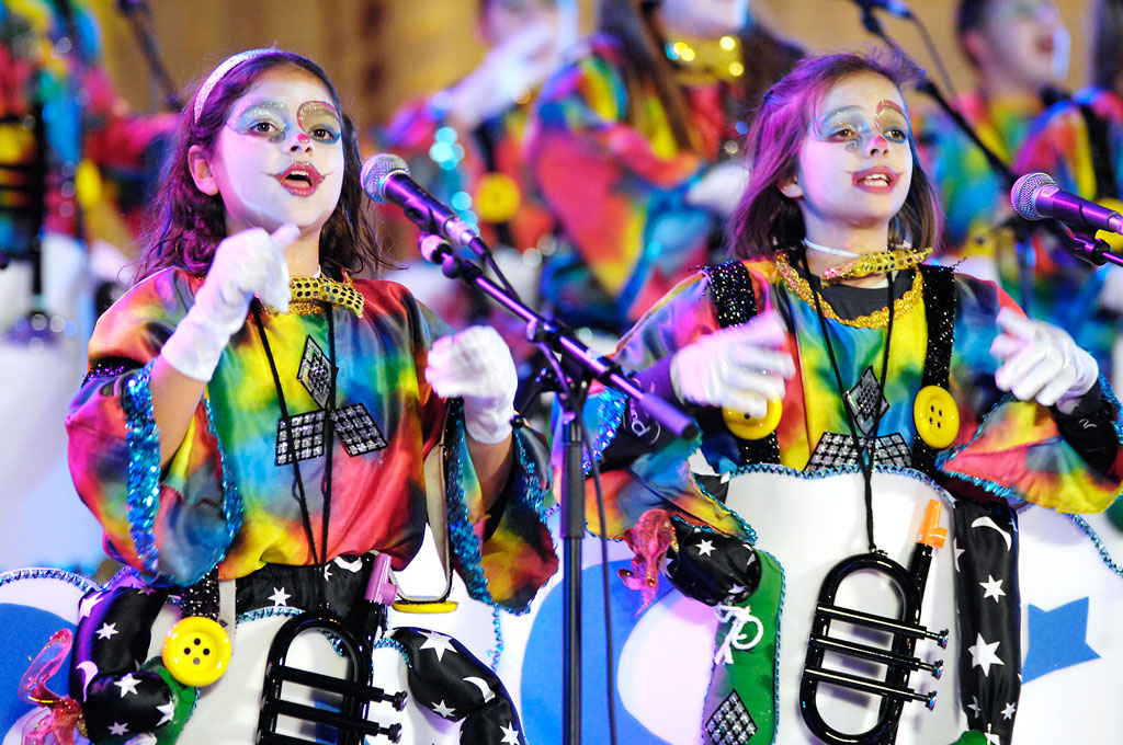 Girls singing in costume at a festival in Tenerife.