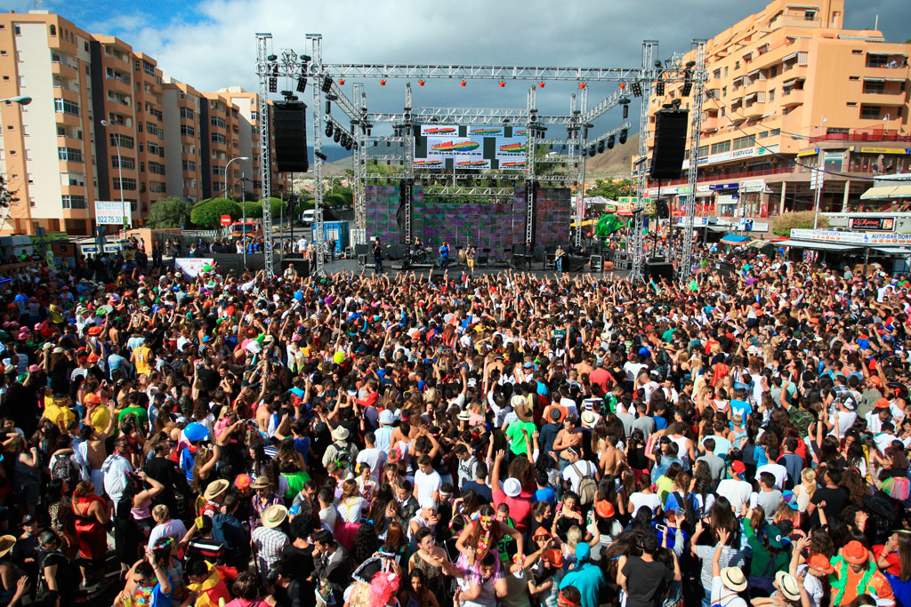 Open-air concert in Tenerife with a crowd of people in front of the stage.