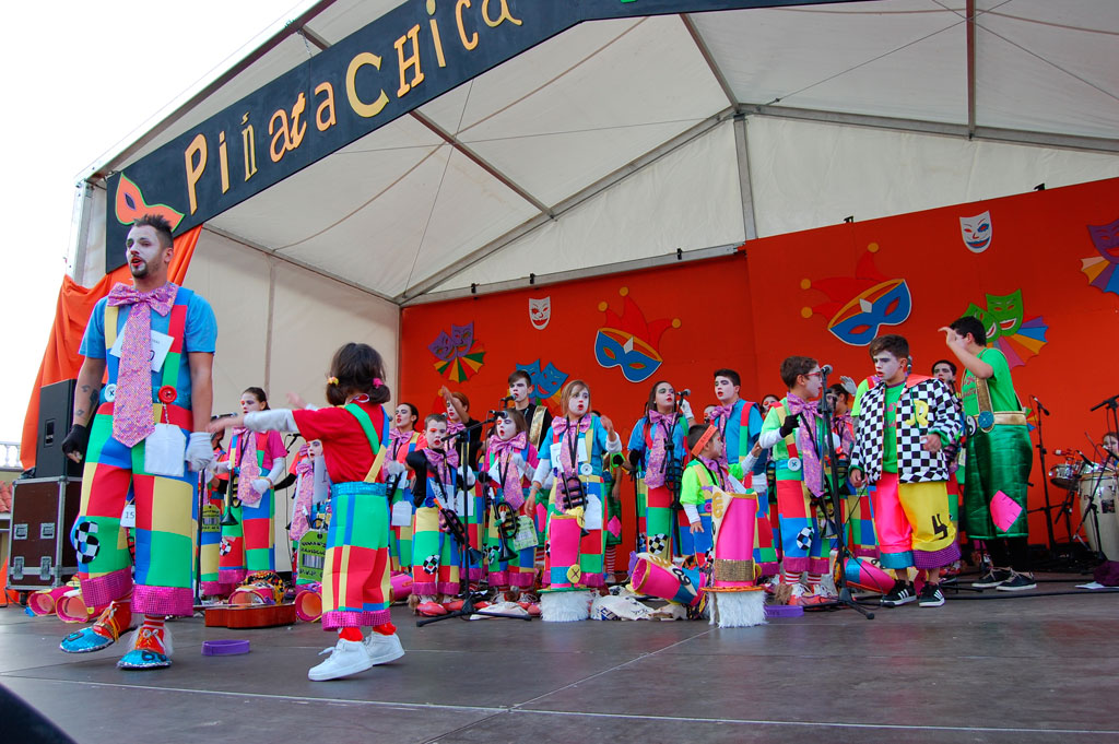 Children in costumes perform on the Piñata Chica stage in Tenerife.