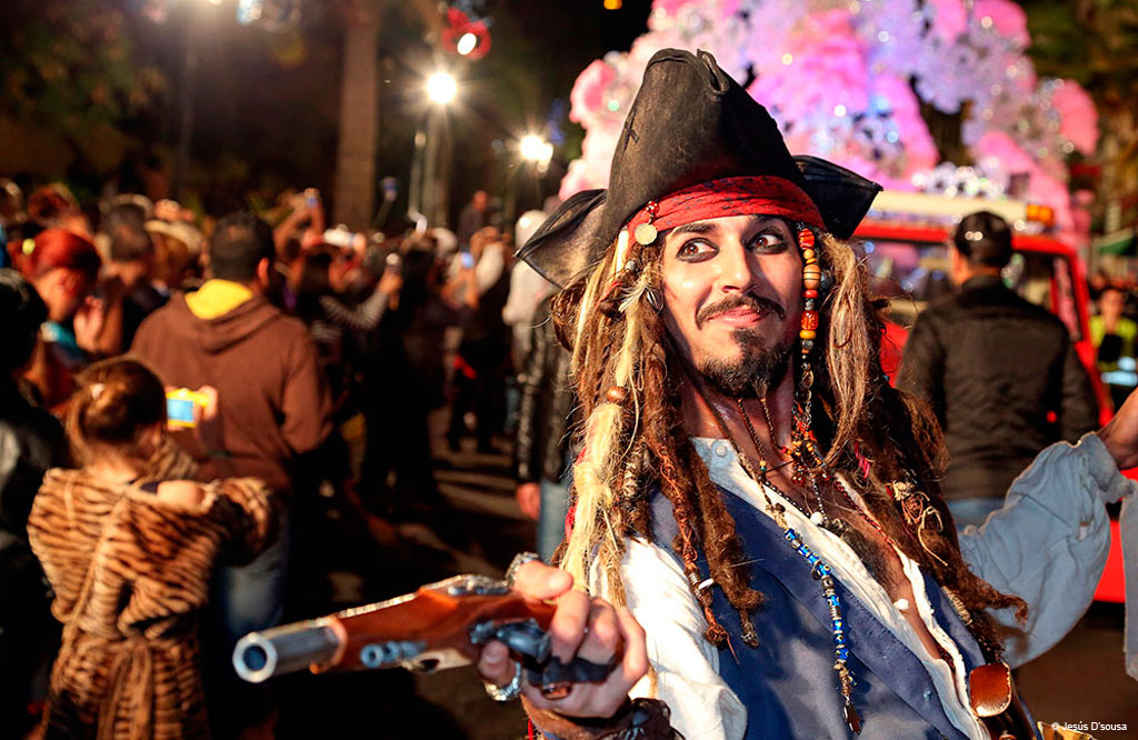 Character dressed as a pirate at a party in Santa Cruz de Tenerife.