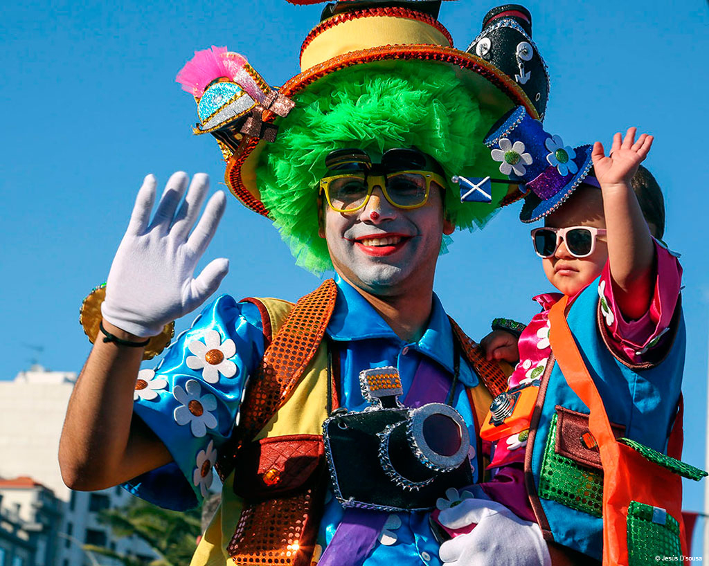 Person dressed as a clown and child at the carnival in Tenerife.