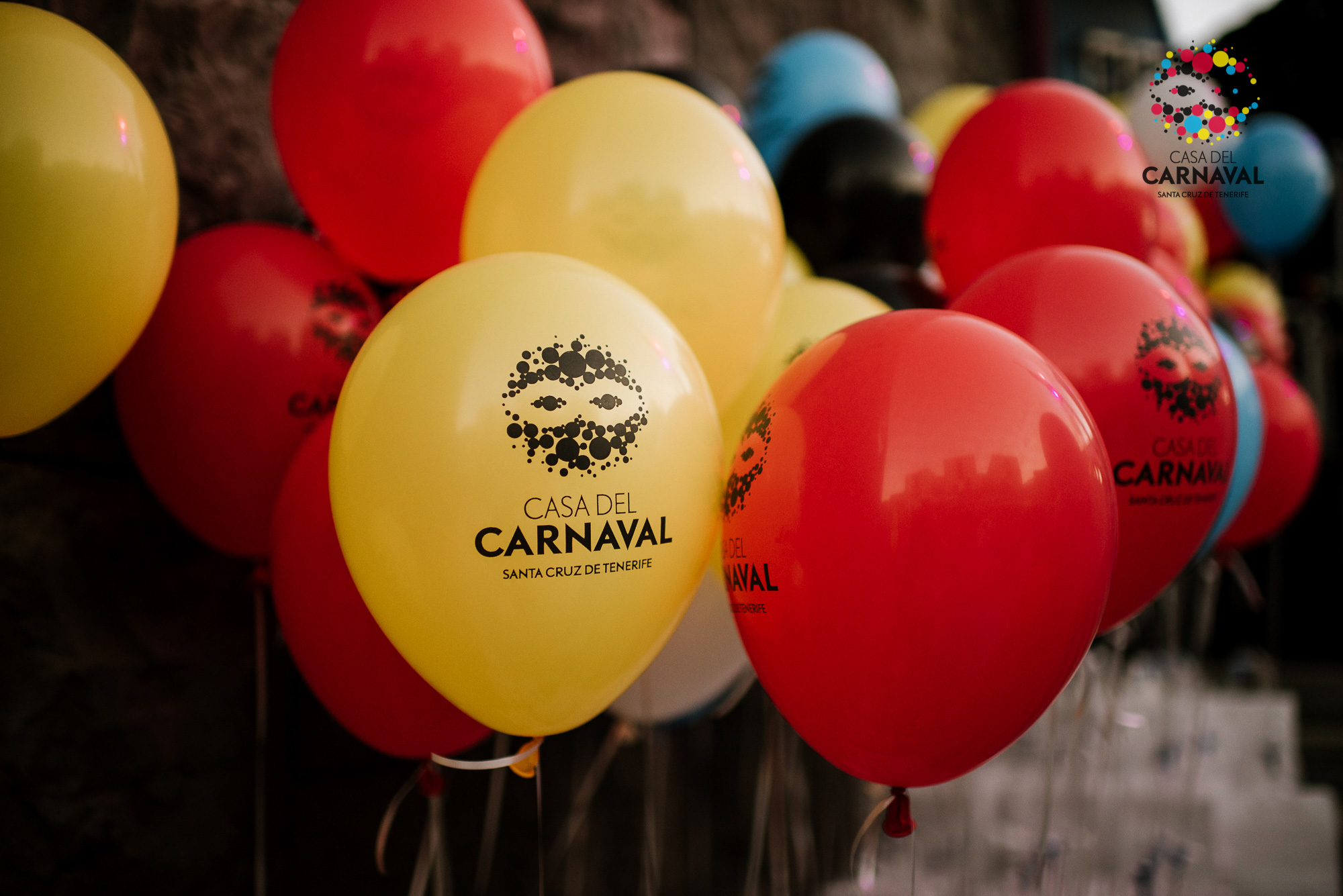 Red and yellow balloons with the text CASA DEL CARNAVAL, Santa Cruz de Tenerife.
