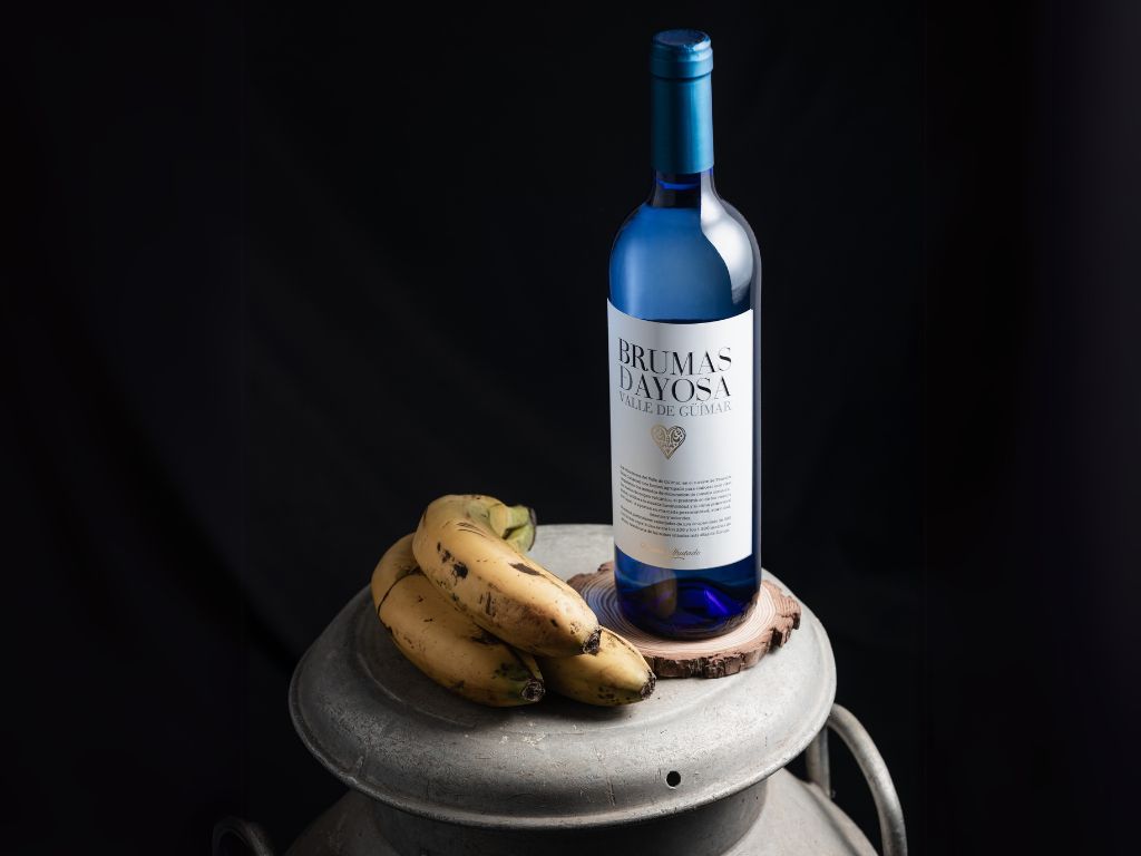 Bottle of Brumas Dayosa Valle de Güímar wine with bananas.