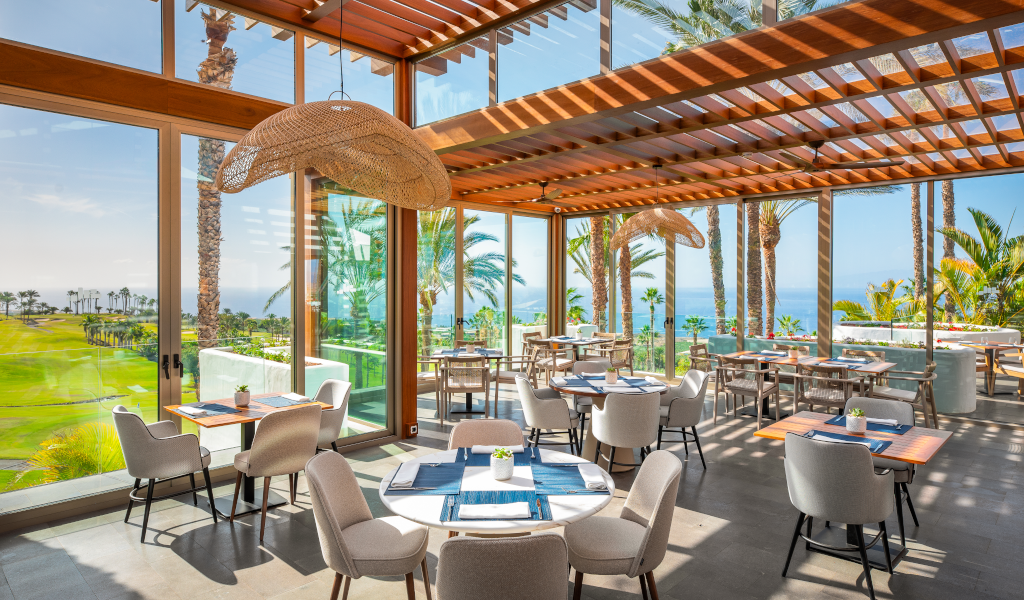 Restaurant with sea view and golf courses in Tenerife.