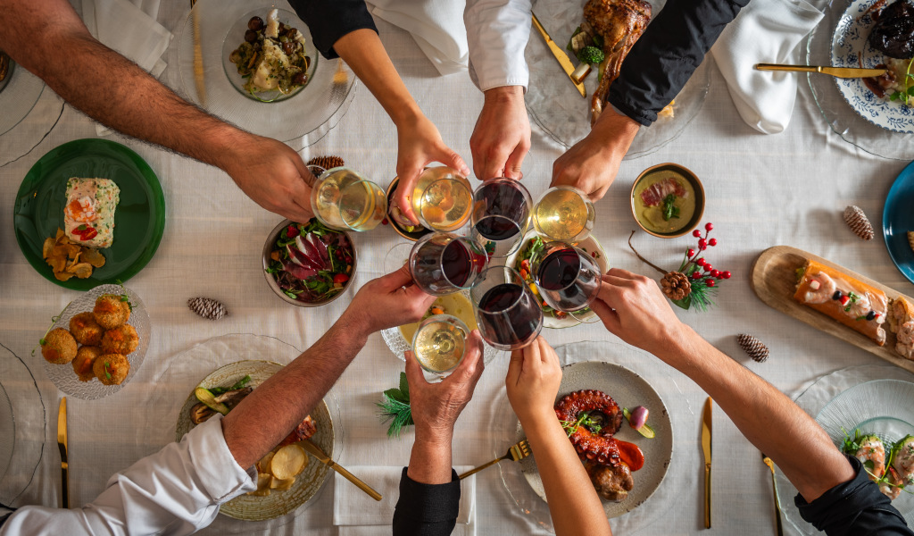 People toasting at a table with dishes of varied food in Tenerife.