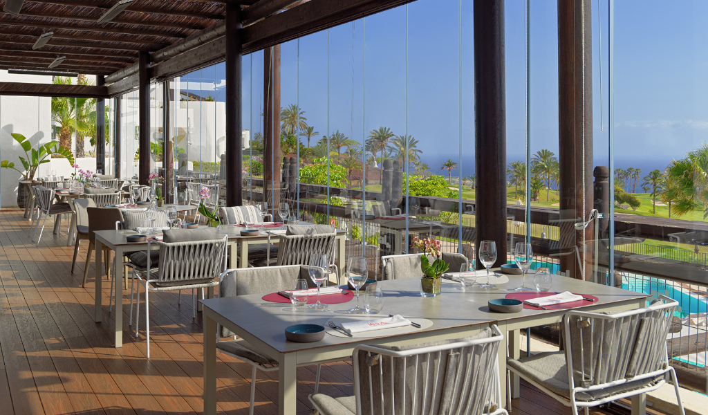 Restaurant in Tenerife with views of the garden and the Atlantic Ocean.