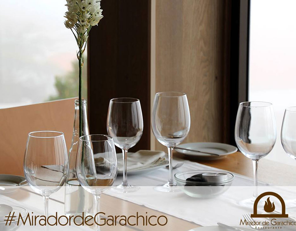 Table with empty glasses and white flowers at Mirador de Garachico restaurant. #MiradordeGarachico