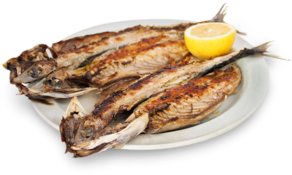 Roasted mackerel on a plate with half a lemon, typical Tenerife food.