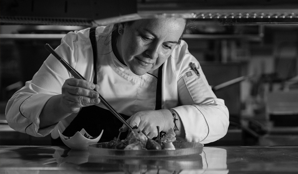 Chef in action preparing a dish in a restaurant in Tenerife.