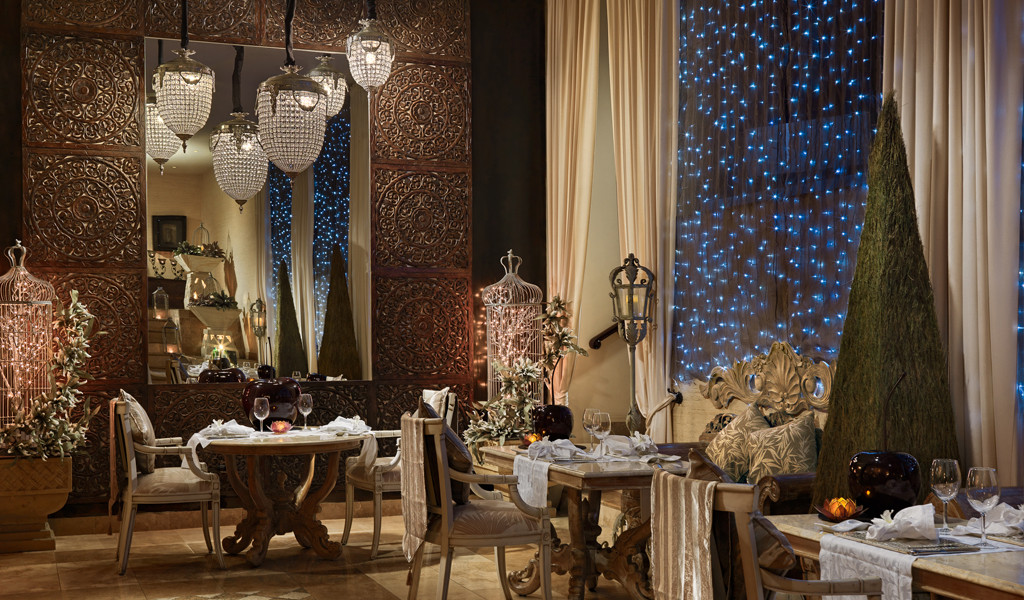 Elegant restaurant in Tenerife with decorated tables and pendant lights.