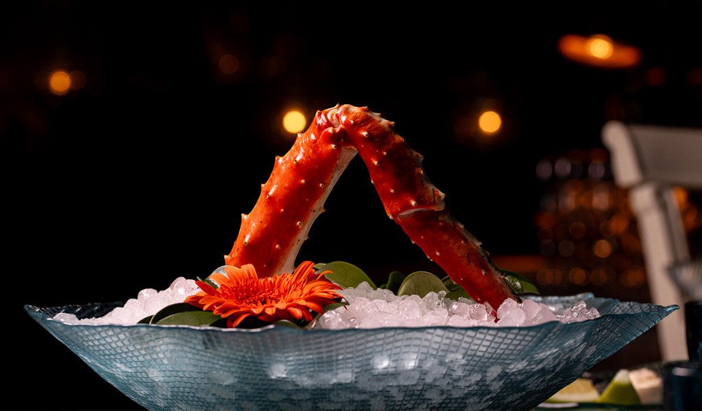 Crab legs on ice with decorative flower in a restaurant in Tenerife.
