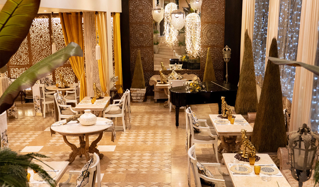 Restaurant in Tenerife with decorated tables and elegant pendant lights.