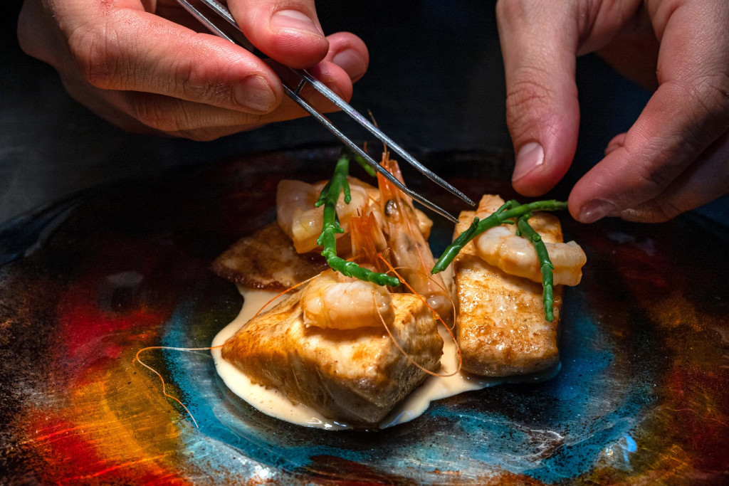 Preparation of fish with prawns and salicornia in Tenerife.