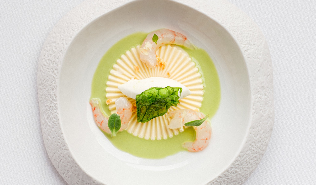 Elegant dish with prawns and green cream in Tenerife.
