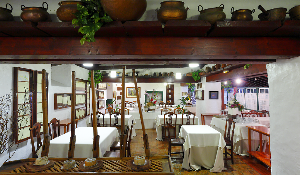 Restaurant in Tenerife with tables and rustic décor.