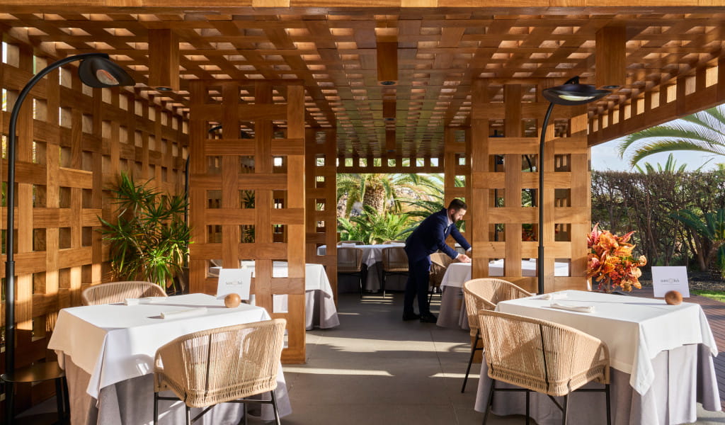 Server adjusting table on the terrace of the San-Hô restaurant, Tenerife.