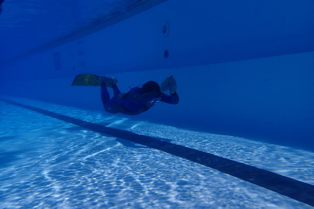 Diver using fins at the bottom of a pool in Tenerife.