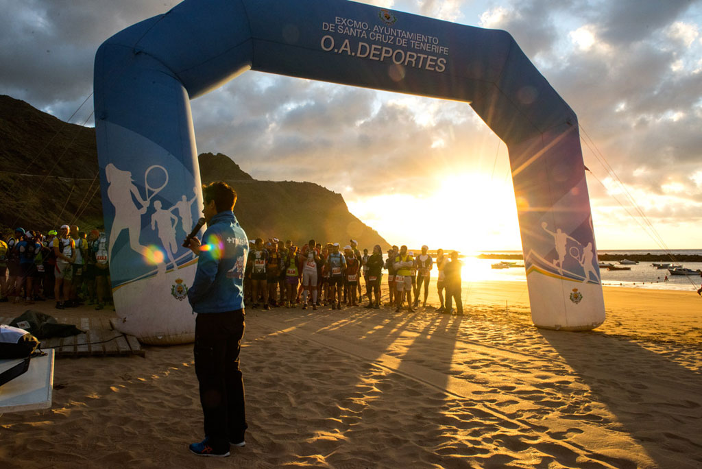 Participants ready at the start line in Santa Cruz de Tenerife at dawn.