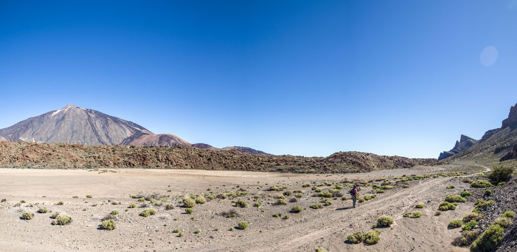 Landscape of the Teide National Park in Tenerife, with mountains and clear skies.
