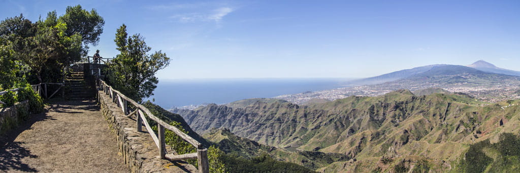 Viewpoint with a view of the mountainous landscape towards the ocean in Tenerife.