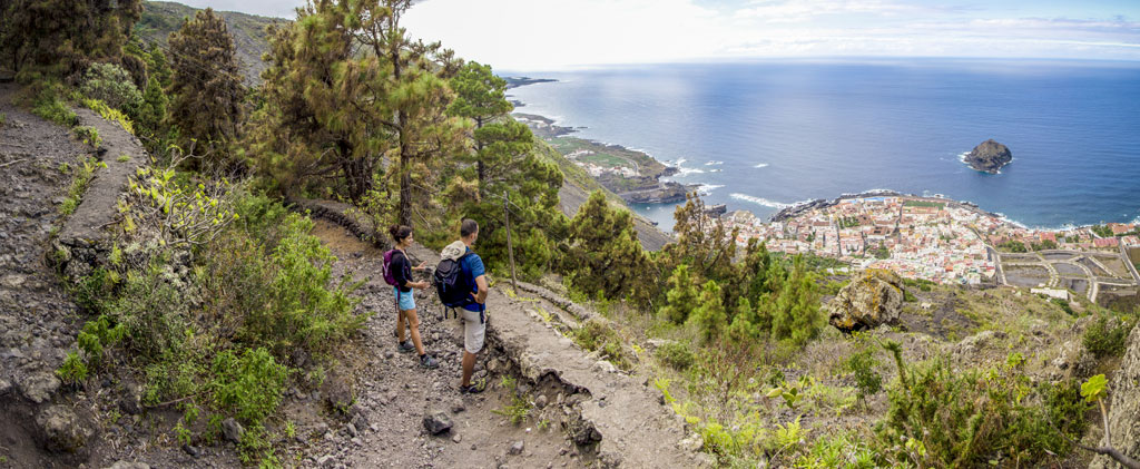 Trail with sea views and a village in Tenerife, seen from the mountain.