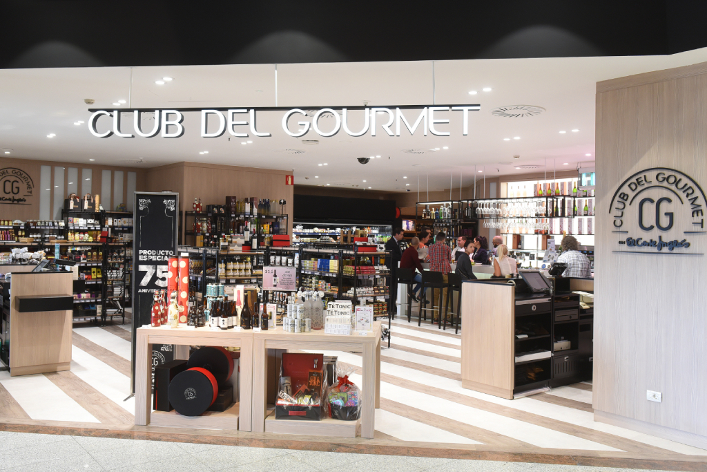 El Corte Inglés Gourmet Club in Tenerife with products and customers in store.