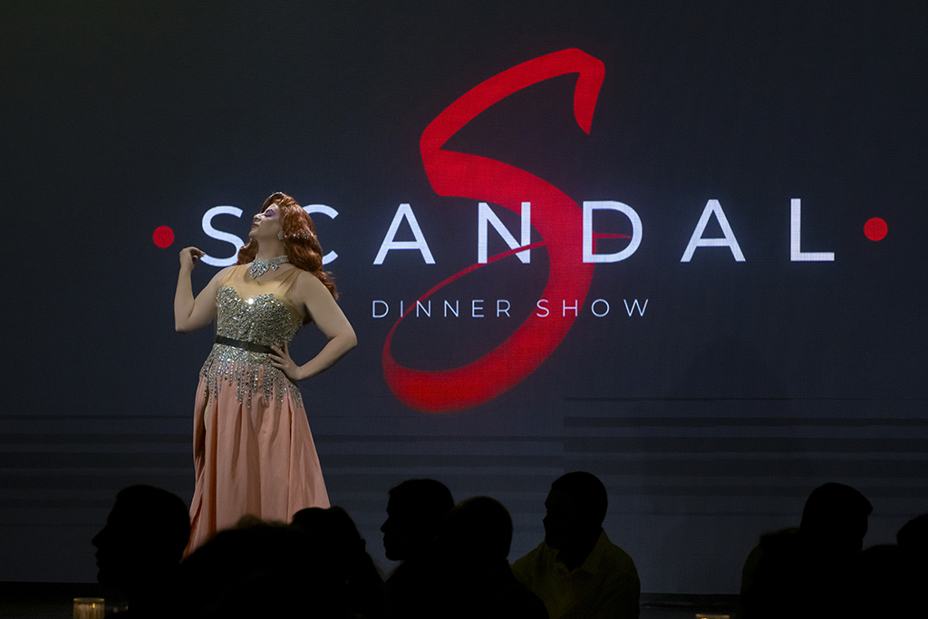 Artist performing on stage at the Scandal Dinner Show in Tenerife.