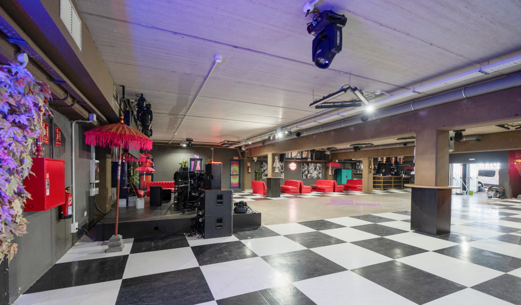 Indoor space with chess floor and stage in Tenerife.