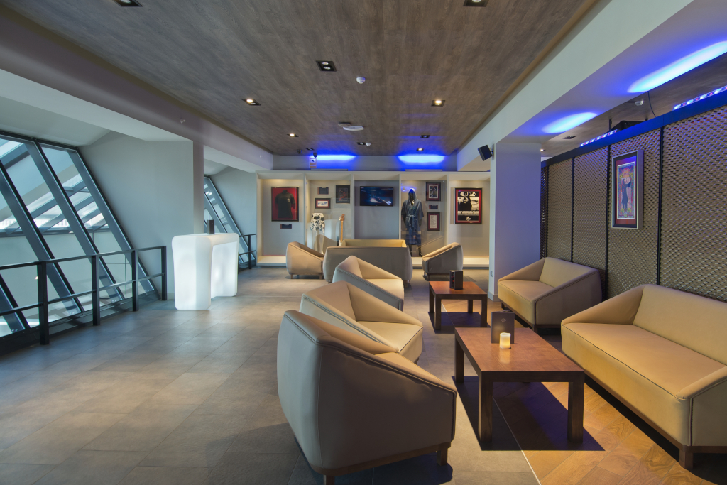 Modern living room with beige sofas in Tenerife.