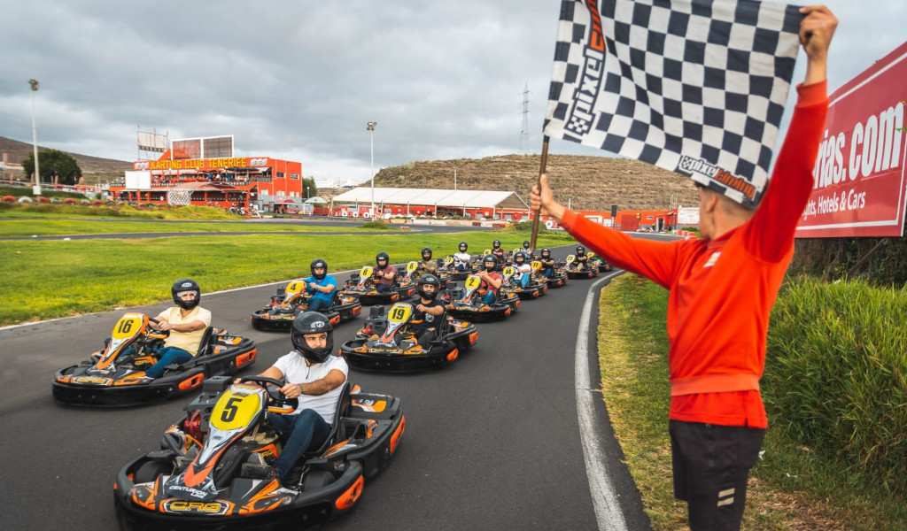 Kart race starting at Karting Club Tenerife with checkered flag.