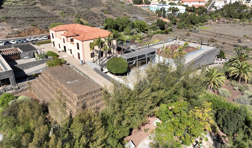 Aerial view of a red-roofed house with gardens in Güímar, Tenerife.