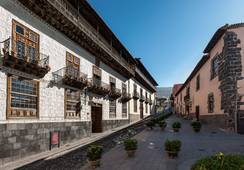 Colonial street in La Orotava, Tenerife, with traditional balconies and clear skies.