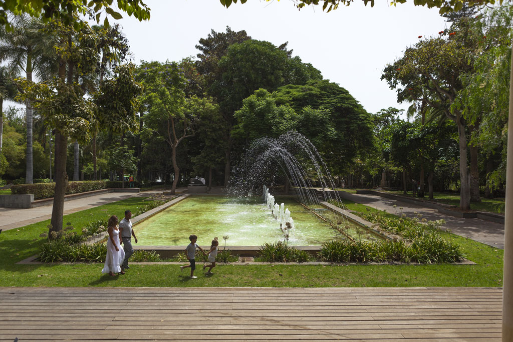 Fountain and visitors in García Sanabria Park, Tenerife.