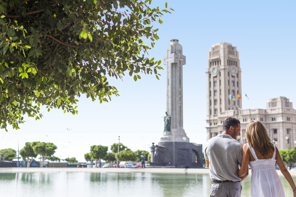 Couple in front of the monument in the Plaza de España in Tenerife.
