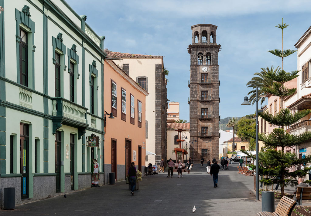 Calle San Cristóbal de La Laguna with tower and buildings on the sides.